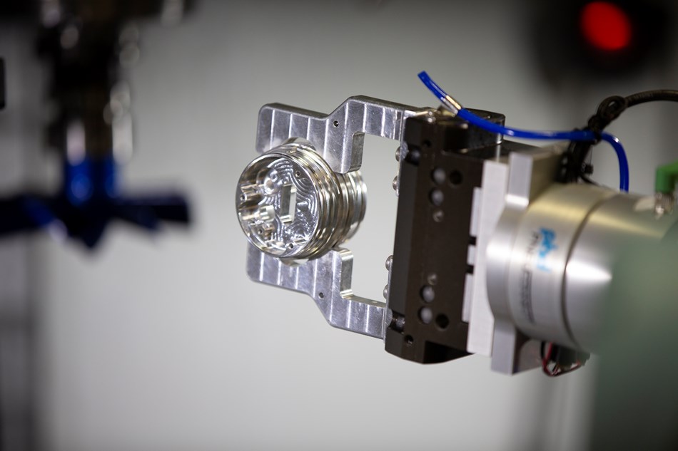 Toolcraft chose the UR+ certified gripper PneuConnect from PHD as end-of-arm-tooling for the UR5e. Being UR+ certified means the gripper is certified to work seamless with UR cobots with all programming software integrated directly on the UR cobot’s teach pendant.