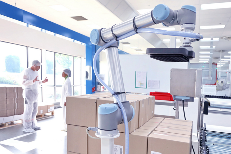 UR10 协作式机器人到工厂减少操作员的受伤和患上肌肉骨骼疾病的机会