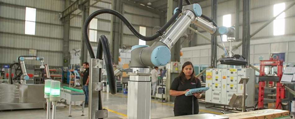 中小型企业的工厂技术员和优傲机器人一起工作